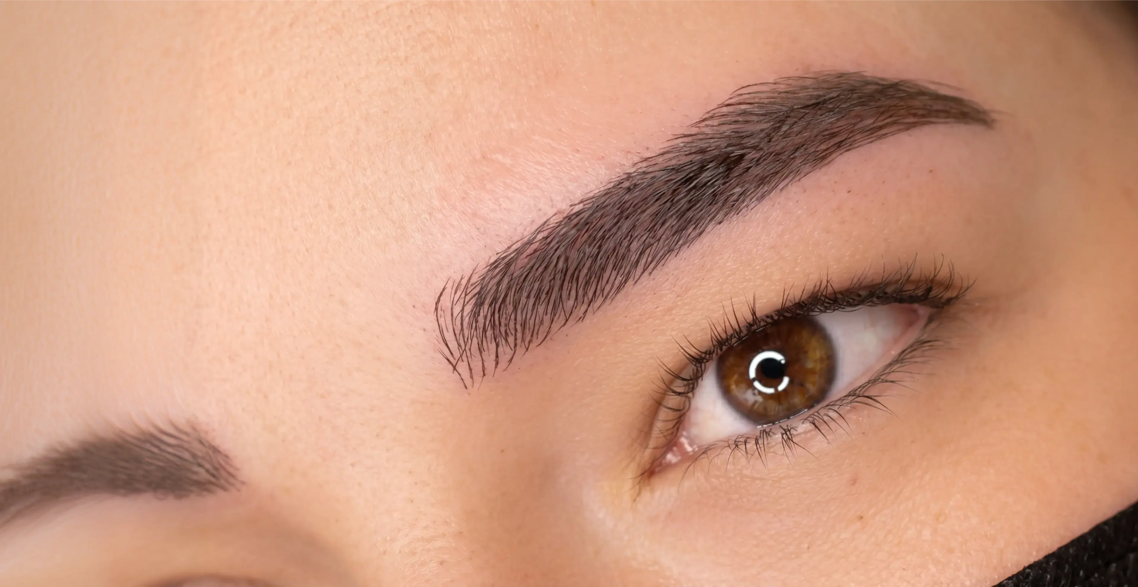 Gros plan sur un sourcil microbladé, résultat naturel